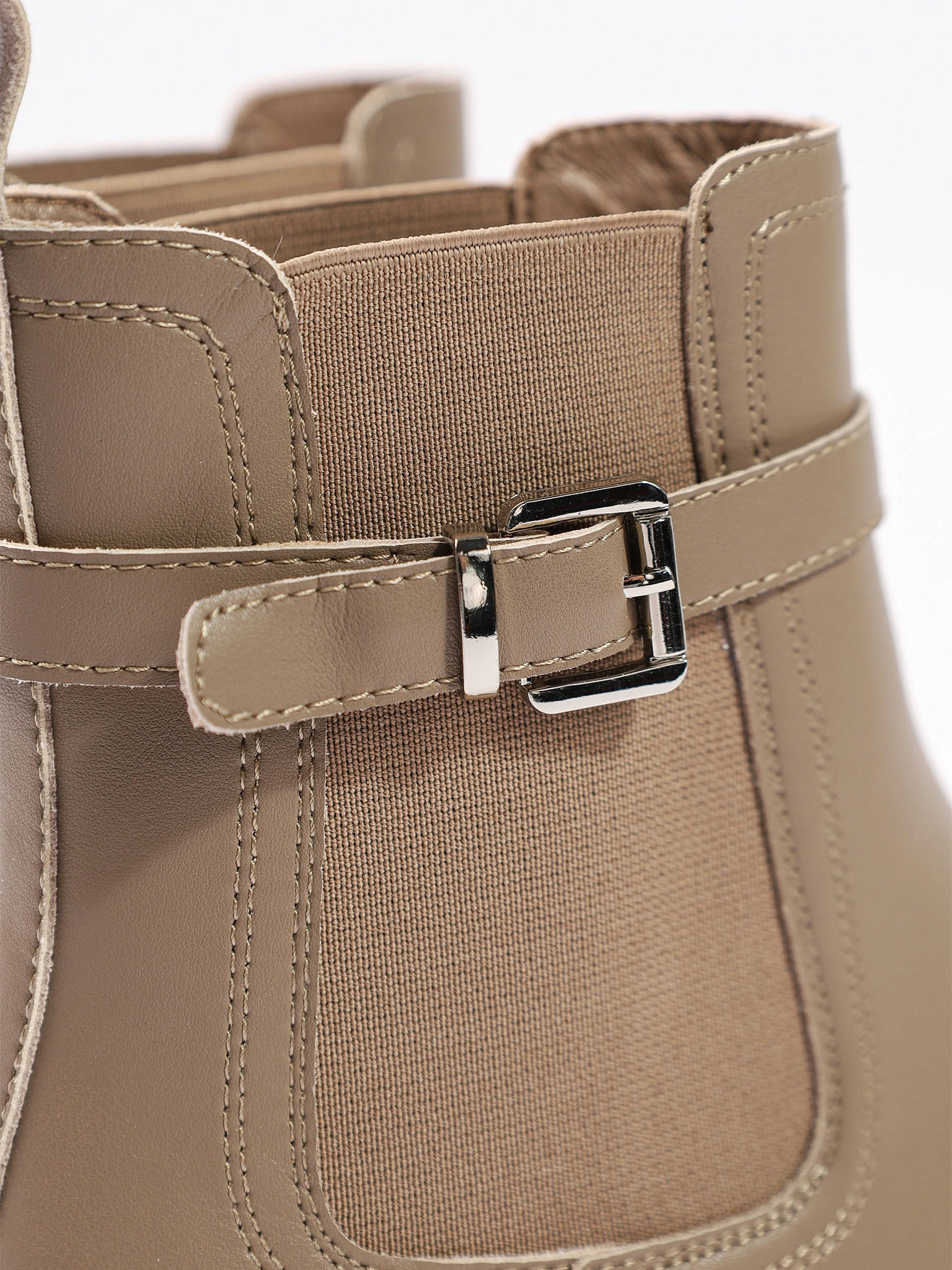 Ботинки-челси бежевого цвета с декоративным ремешком из натуральной кожи